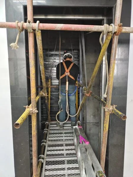设备检修作业场景示意